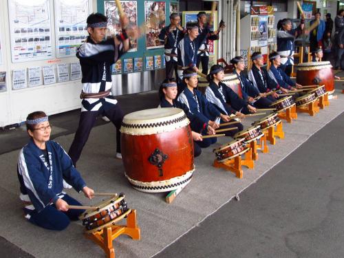 Ансамбль барабанщиков встречает туристов на ж/д вокзале Айдзу-Вакамацу